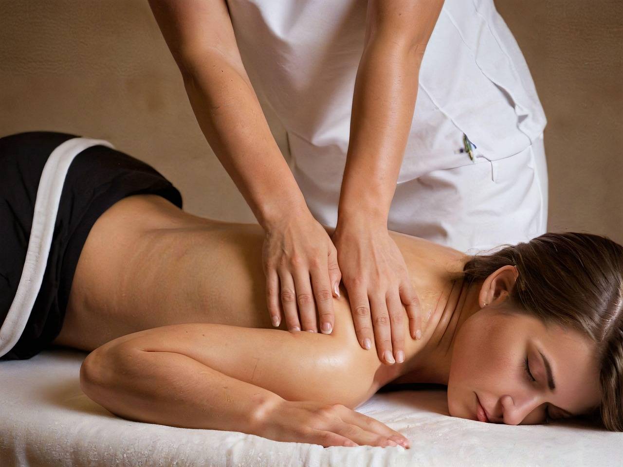 Fisioterapeuta realizando masaje en clínica de fisioterapia en Granada