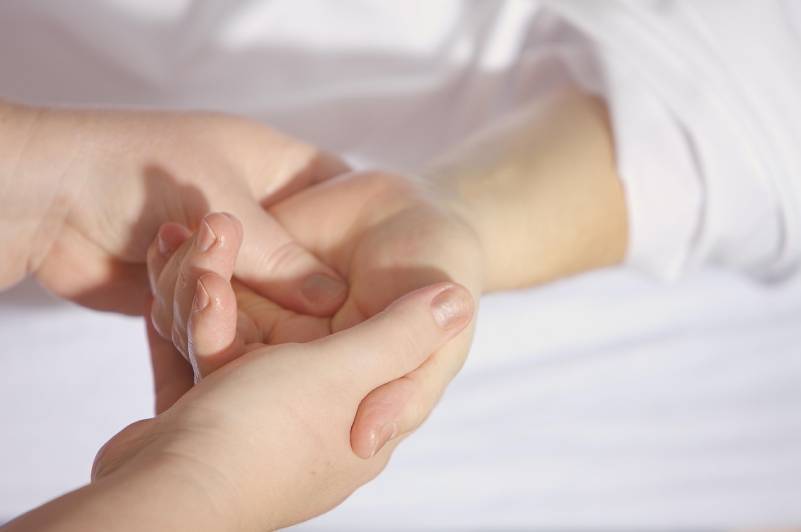 terapia-manual-masaje-terapeutico Terapia manual con técnicas de masaje para aliviar tensiones y mejorar la movilidad clínica fisioterapia