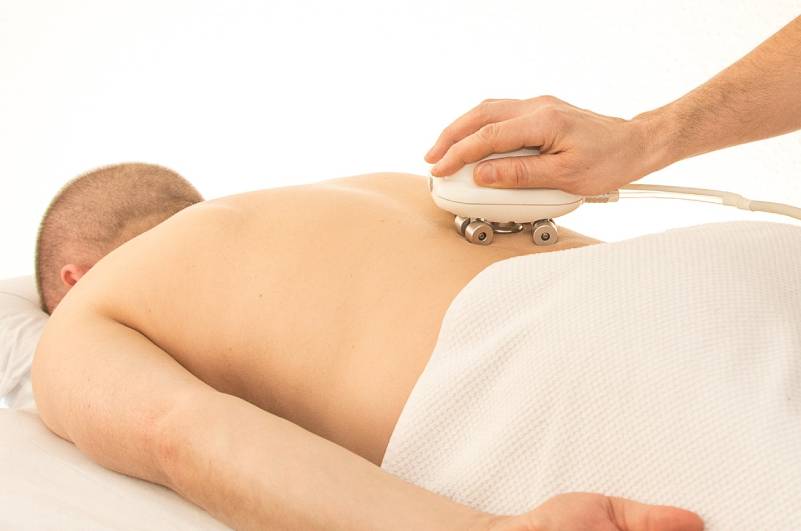 Terapia de fisioterapia aplicada a la zona lumbar para aliviar el dolor de espalda